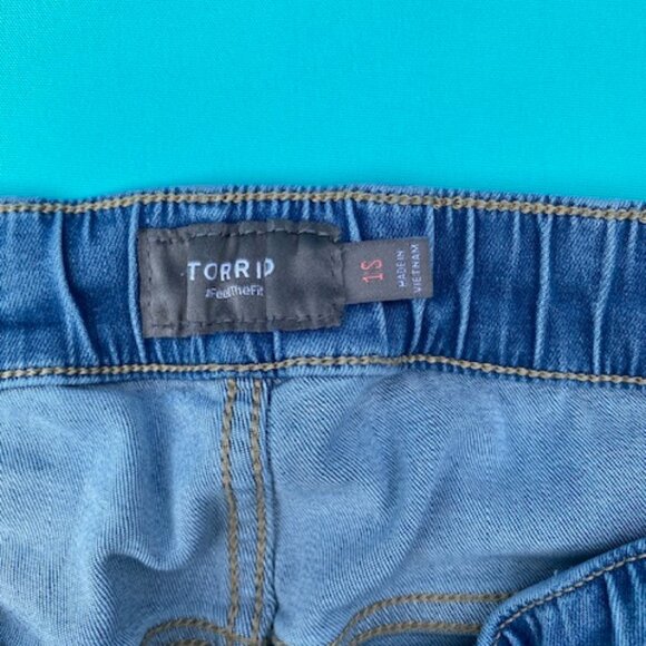 Torrid Jeans Short - Picture 3 of 4